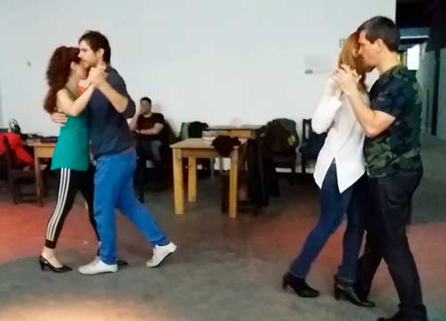 Pareja practicando el abrazo y la conexión del tango