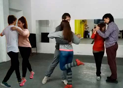 Alumnos en clase de tango en BailaBA
